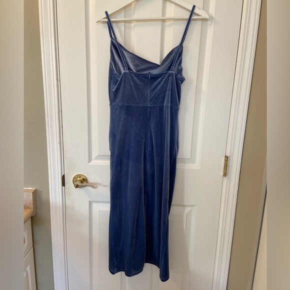 Velvet Sweetheart Ruched Midi Dress - Picture 3 of 4